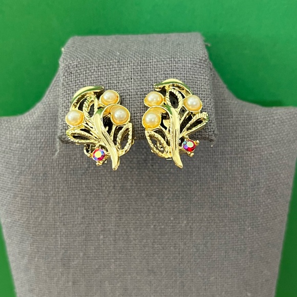 Gold Tone Faux Pearl Necklace and Vintage Faux Clip Earrings - Picture 4 of 12